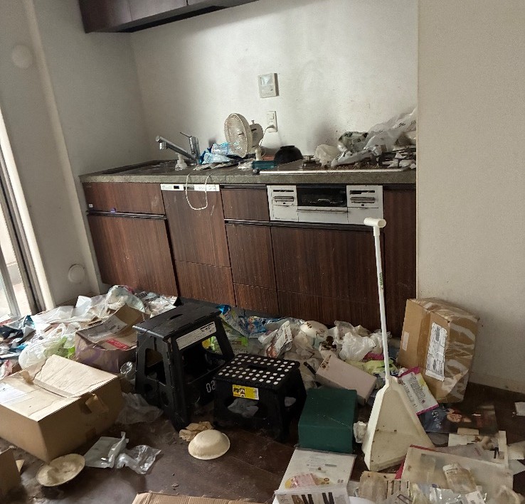 【東京都品川区】マンションオーナーT様から残置物・特殊清掃依頼→不用品回収業者のI様が施行しました